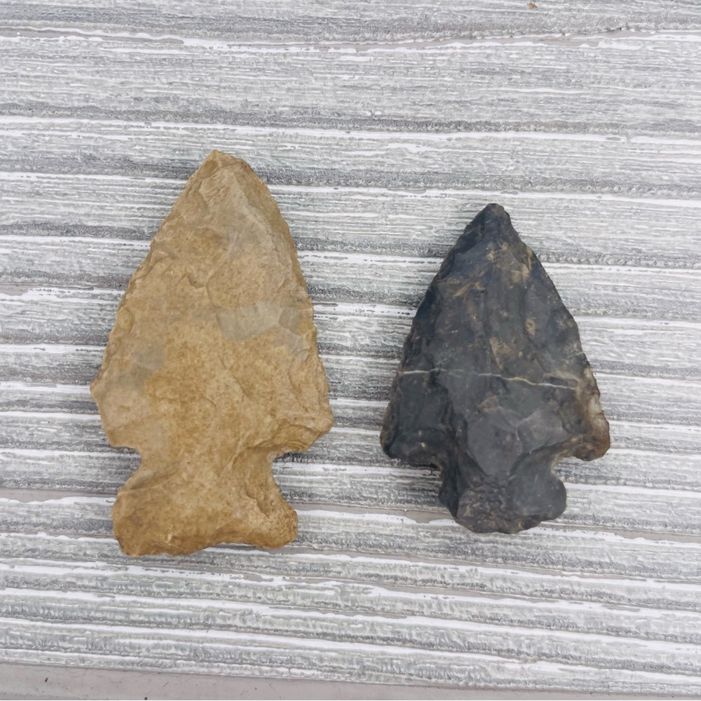 Vintage arrow head / arrow point rock decoration historical item rock